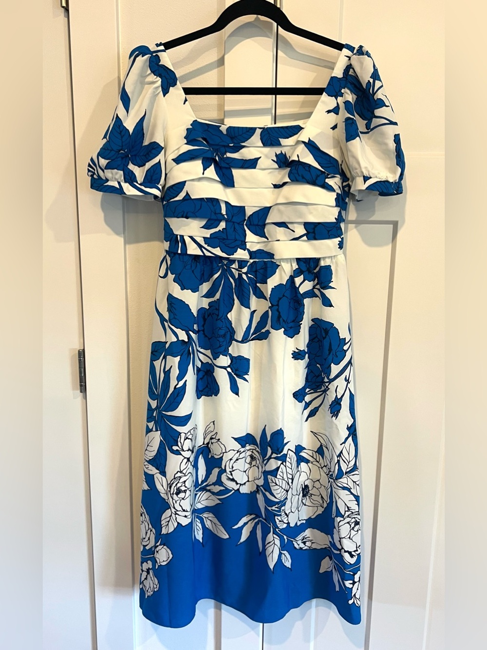 Adrianna Papell woman’s 4 White and Blue Floral  Dress puff sleeves